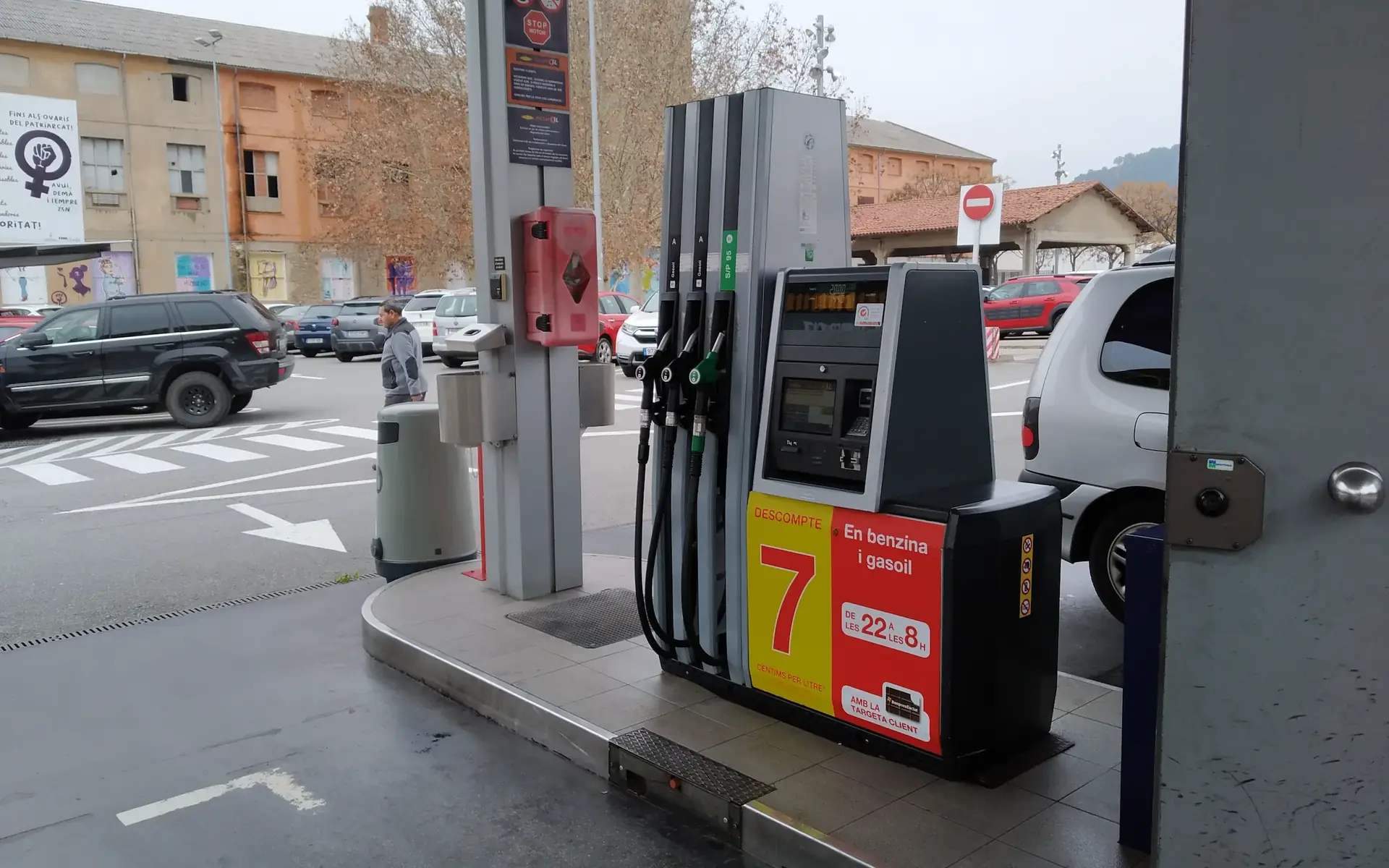Tècnic d’eICON fent un control ambiental en una estació de servei