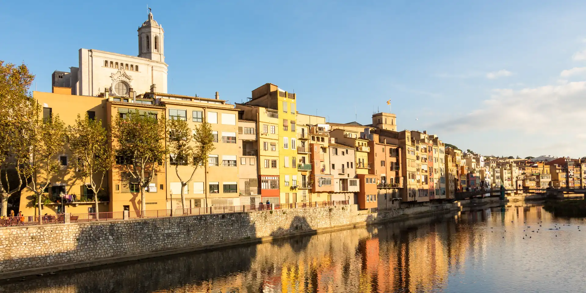 Les cases de l’Onyar i la catedral de Girona reflectides al riu